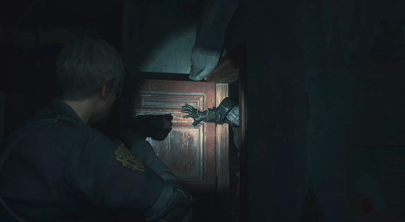 Леон целится в зомби через дверь в тёмном коридоре